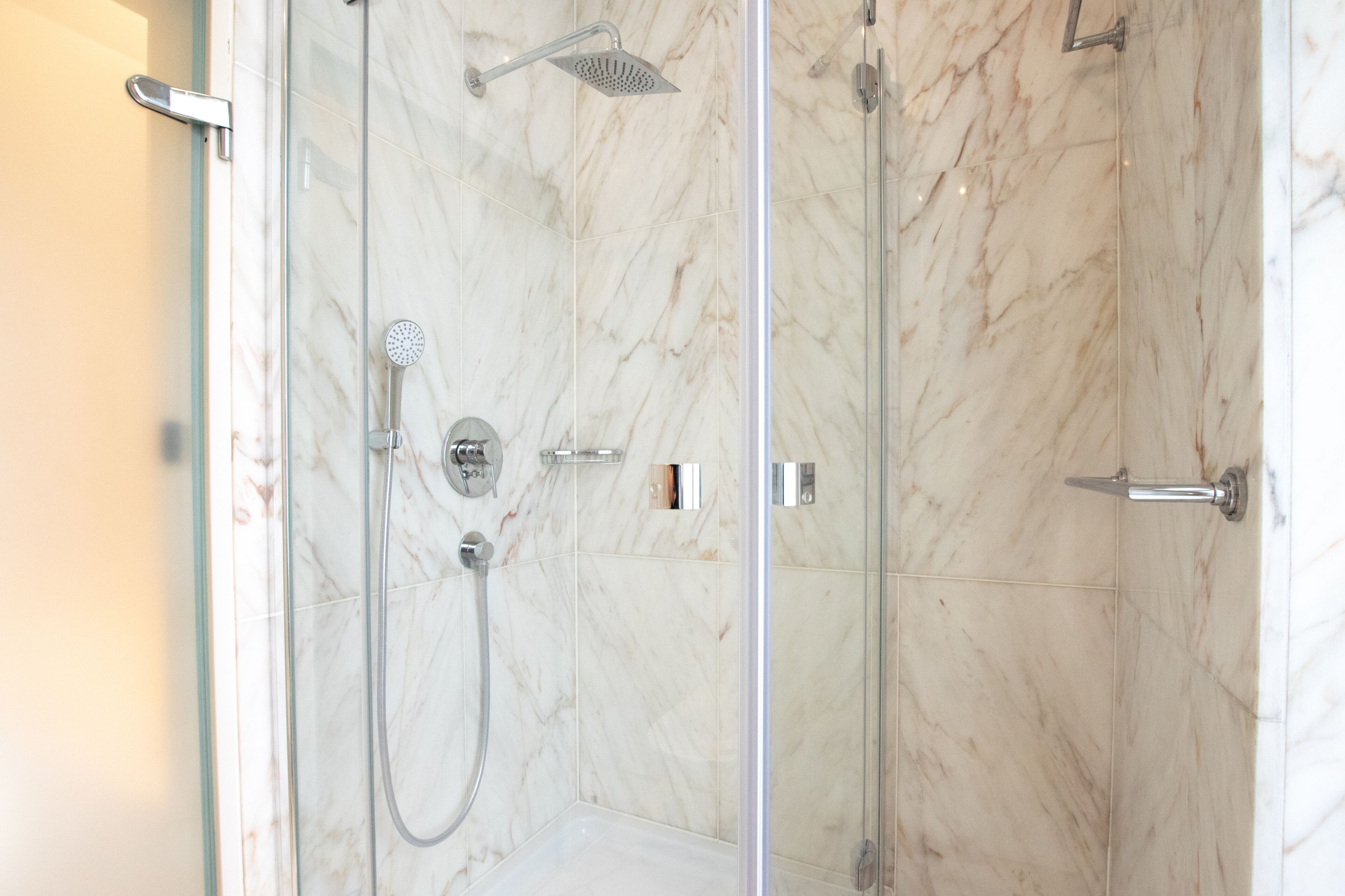 Comfort Apartment, 2 Bedrooms, Garden View, Corner (incl. end cleaning fee €59) | Bathroom | Shower, free toiletries, hair dryer, towels