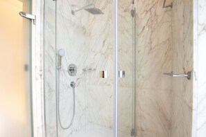Comfort Apartment, 2 Bedrooms, Garden View, Corner (incl. end cleaning fee €59) | Bathroom