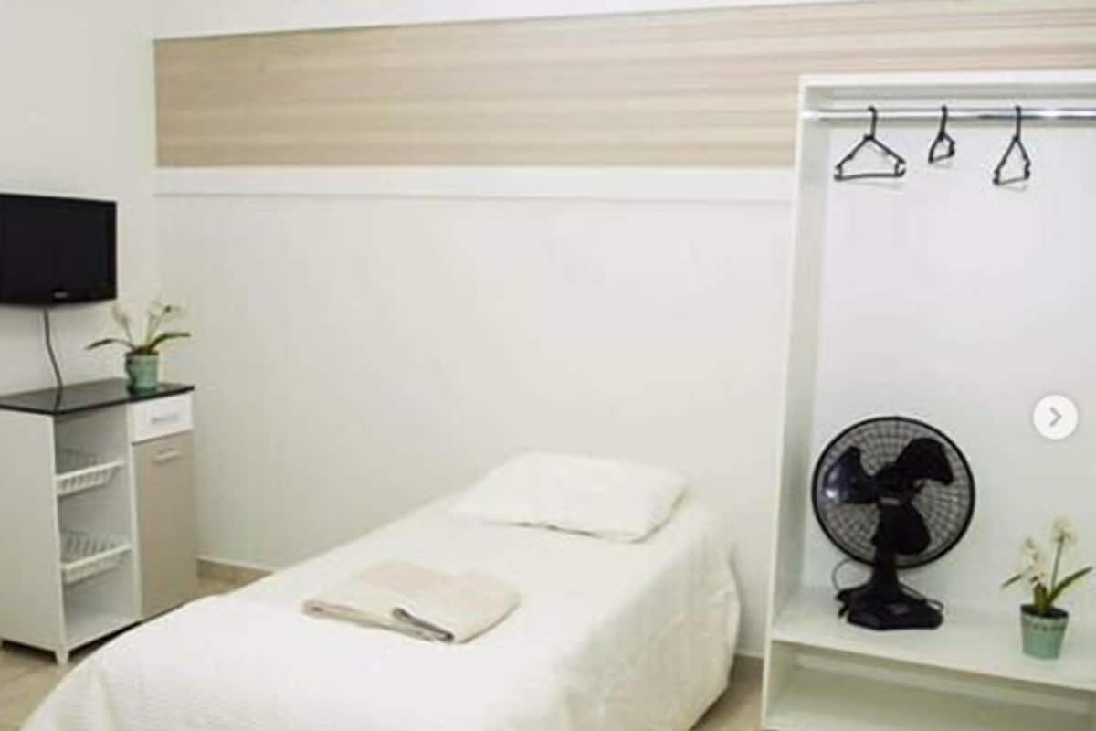 Quarto solteiro (Ventilador/Fan) | Frigobar, Wi-Fi de cortesia, roupa de cama
