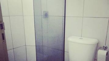 Chuveiro, toalhas de banho