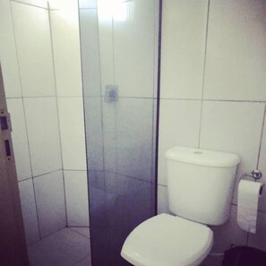 Shower, towels - Hostel Zampollo (Goiania)