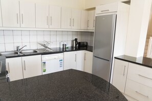 Comfort Villa, 4 Bedrooms, Non Smoking, Golf View | Private kitchen