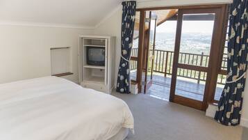 Biệt thự tiện nghi đơn giản, 4 phòng ngủ, không hút thuốc, quang cảnh sân golf | 4 phòng ngủ, trang trí khác biệt