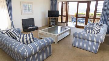 Biệt thự tiện nghi đơn giản, 4 phòng ngủ, không hút thuốc, quang cảnh sân golf | Khu phòng khách | TV plasma, lò sưởi