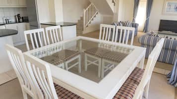 Biệt thự tiện nghi đơn giản, 4 phòng ngủ, không hút thuốc, quang cảnh sân golf | Phòng khách | TV plasma, lò sưởi