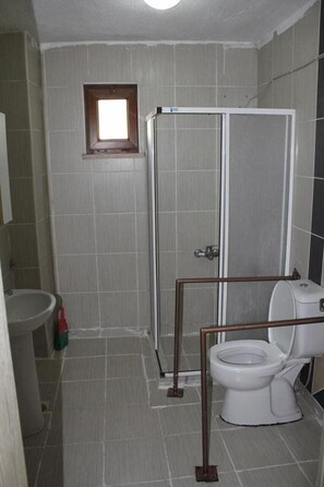 Căn hộ Tiêu chuẩn | Phòng tắm | Buồng tắm vòi sen, đồ dùng nhà tắm miễn phí, máy sấy tóc 