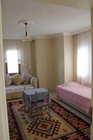 Studio | Tempat tidur bayi gratis, Wi-Fi gratis, dan seprai linen