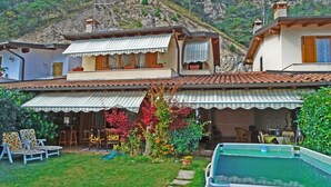 A two-story house with a swimming pool, outdoor seating, and a garden. - Holideal Villa Cinzia (Solofra)