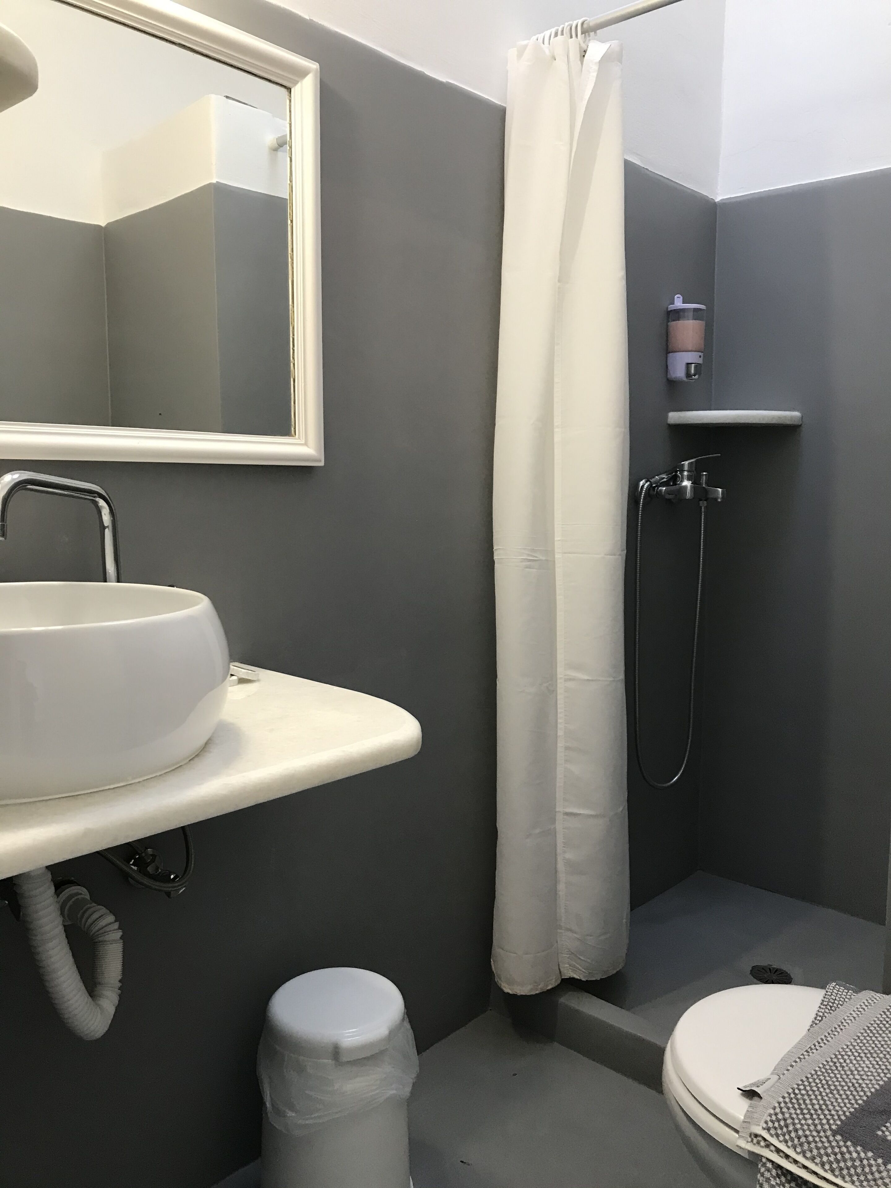 Habitación con 1 cama matrimonial o 2 individuales | Baño | Regadera, secadora de cabello, toallas, jabón 