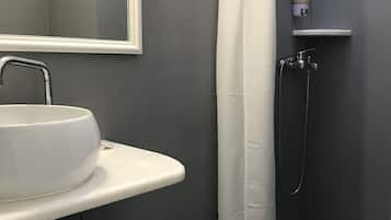 Habitación con 1 cama matrimonial o 2 individuales | Baño | Regadera, secadora de cabello, toallas, jabón