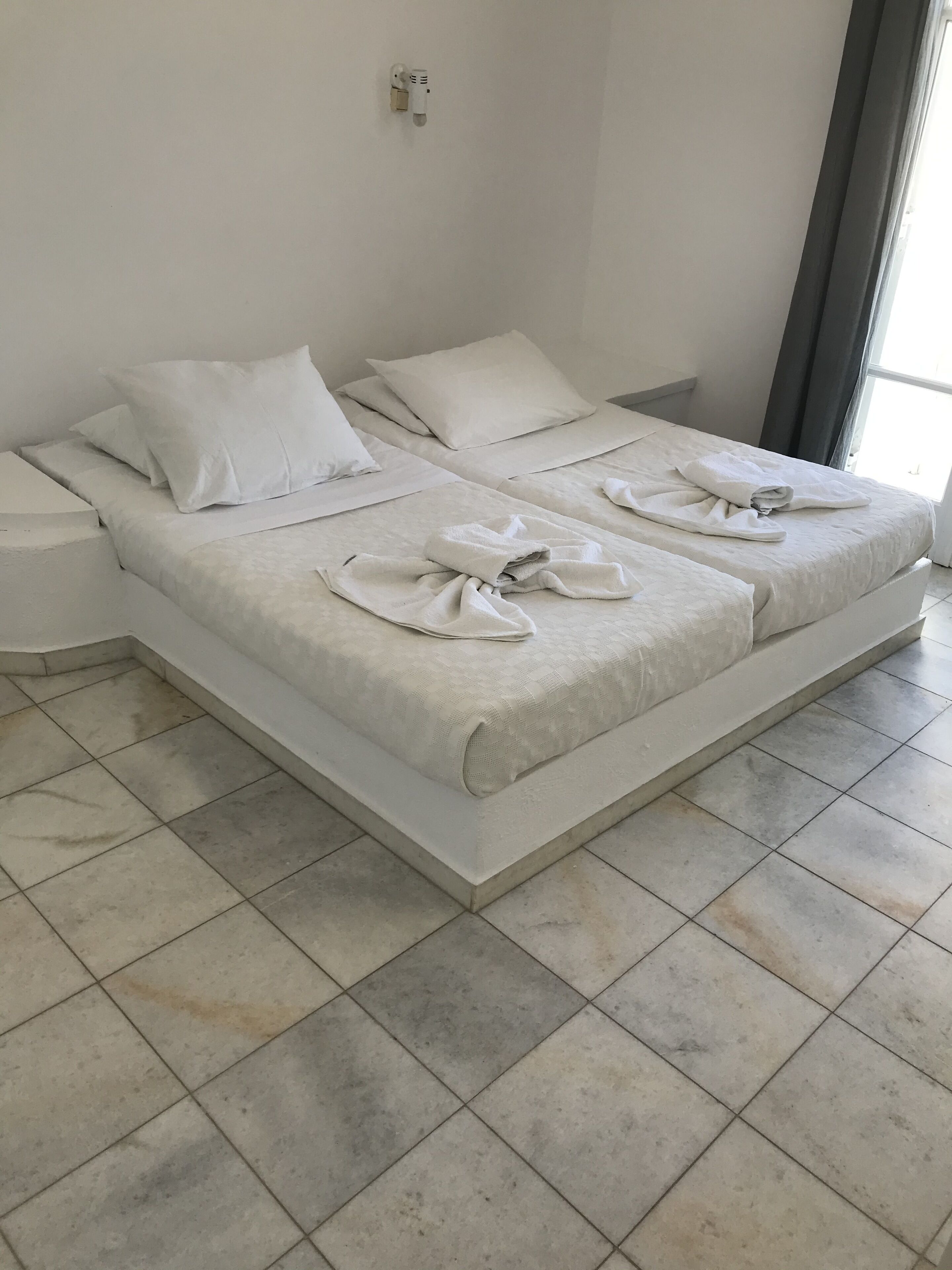 Habitación con 1 cama matrimonial o 2 individuales | Cunas gratuitas, wifi gratis y ropa de cama 