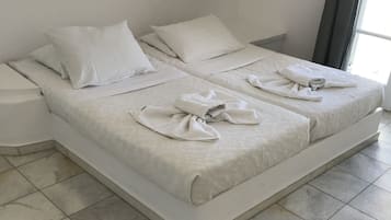 Habitación con 1 cama matrimonial o 2 individuales | Cunas gratuitas, wifi gratis y ropa de cama