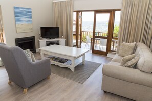 Comfort Villa, 2 Bedrooms, Non Smoking, Golf View | Living area
