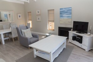 Comfort Villa, 2 Bedrooms, Non Smoking, Golf View | Living area | Plasma TV, fireplace