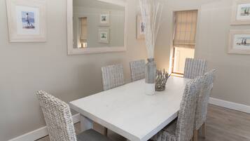 Biệt thự tiện nghi đơn giản, 2 phòng ngủ, không hút thuốc, quang cảnh sân golf | Phòng khách | TV plasma, lò sưởi