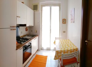 Fridge, oven, stovetop, highchair - Located in a residential area (Marina di Ragusa)