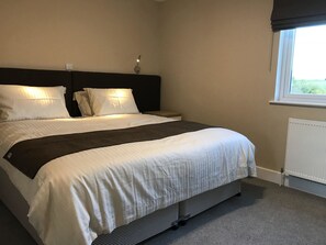 Deluxe Double or Twin Room | Egyptian cotton sheets, desk, soundproofing, iron/ironing board - Godshill Park Barn (Ventnor)