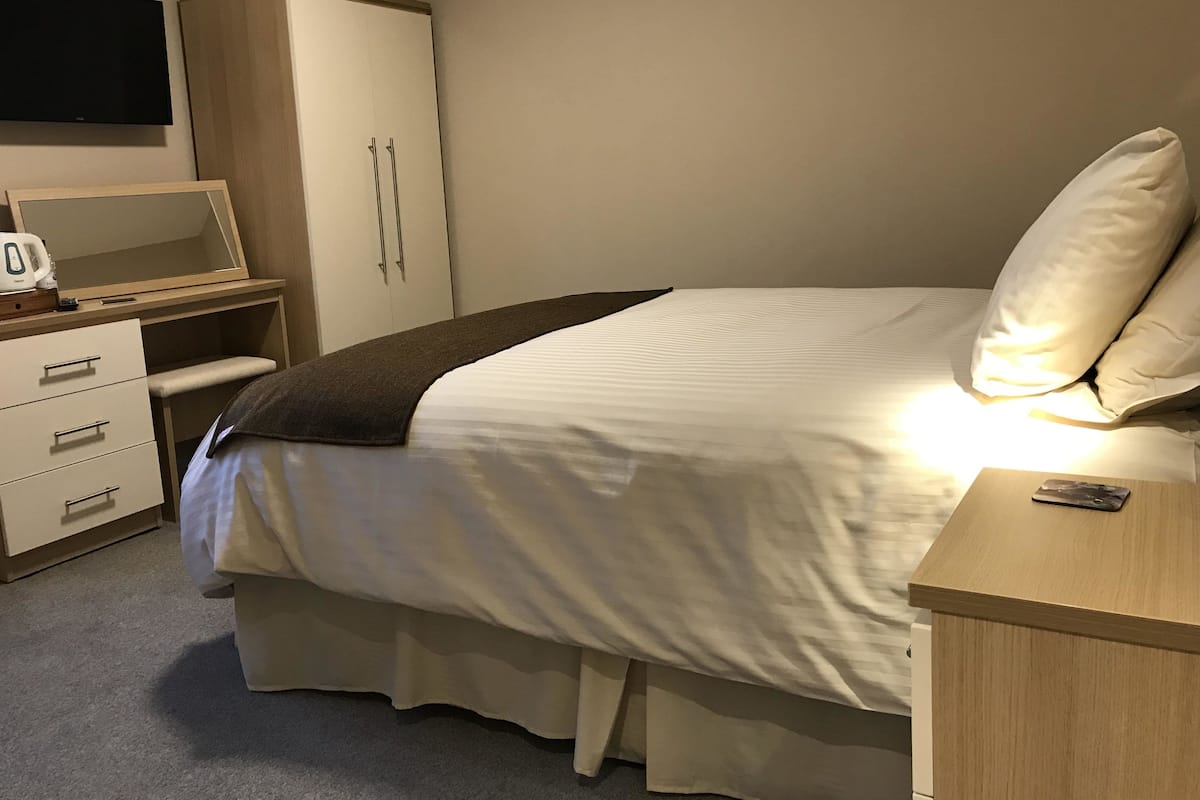 Double Room, 1 Double Bed, Non Smoking, Garden View | Egyptian cotton sheets, desk, soundproofing, iron/ironing board