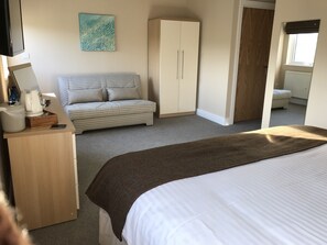 Triple Room, Non Smoking, Garden View | Egyptian cotton sheets, desk, soundproofing, iron/ironing board - Godshill Park Barn (Ventnor)