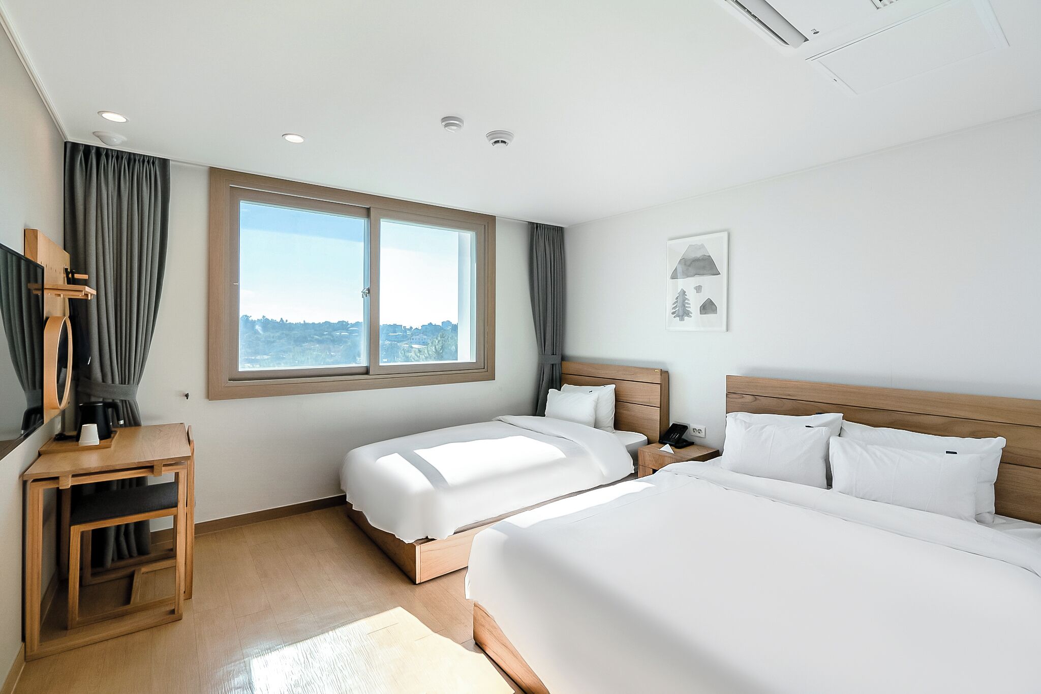 Individuelt innredet, skrivebord, blendingsgardiner og lydisolert