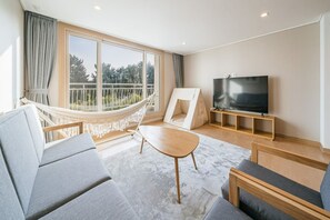 Yksilöllisesti kalustettu, työpöytä, pimennysverhot, äänieristys