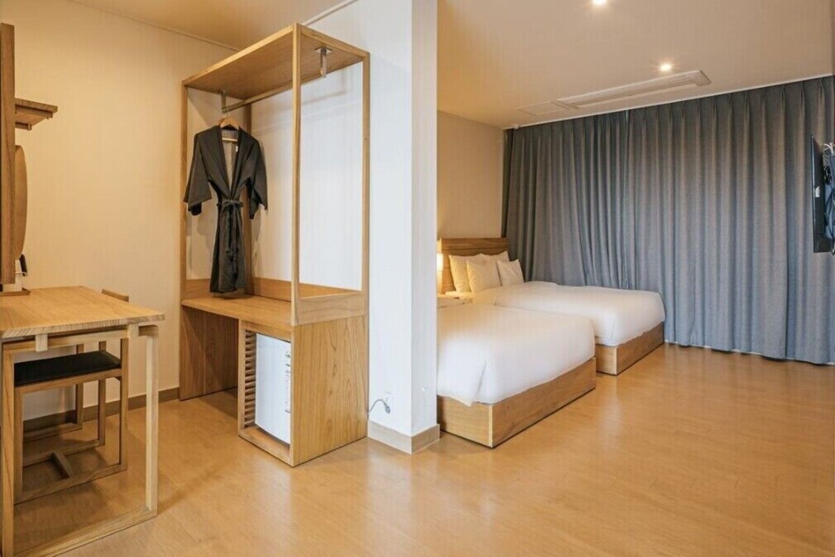 Desk, blackout curtains, soundproofing, free WiFi