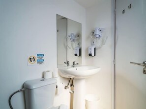 Bathroom - What Else Guest House (Ourem)