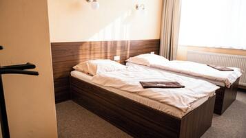 Twin Room | Desk, blackout drapes, bed sheets