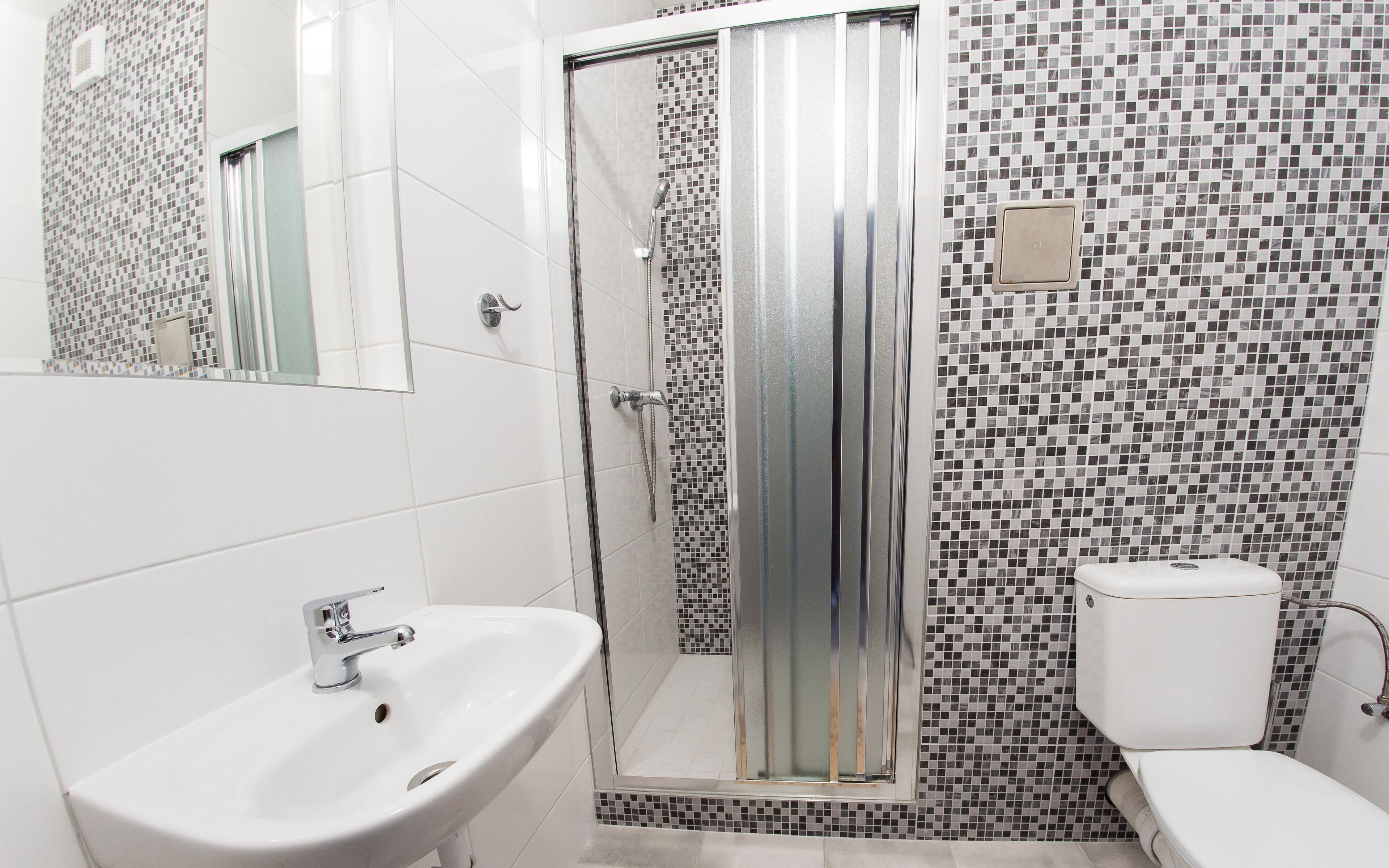 triple room | bathroom | shower, free toiletries, towels