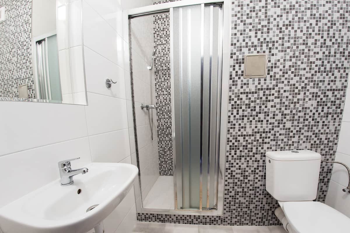 triple room | bathroom | shower, free toiletries, towels