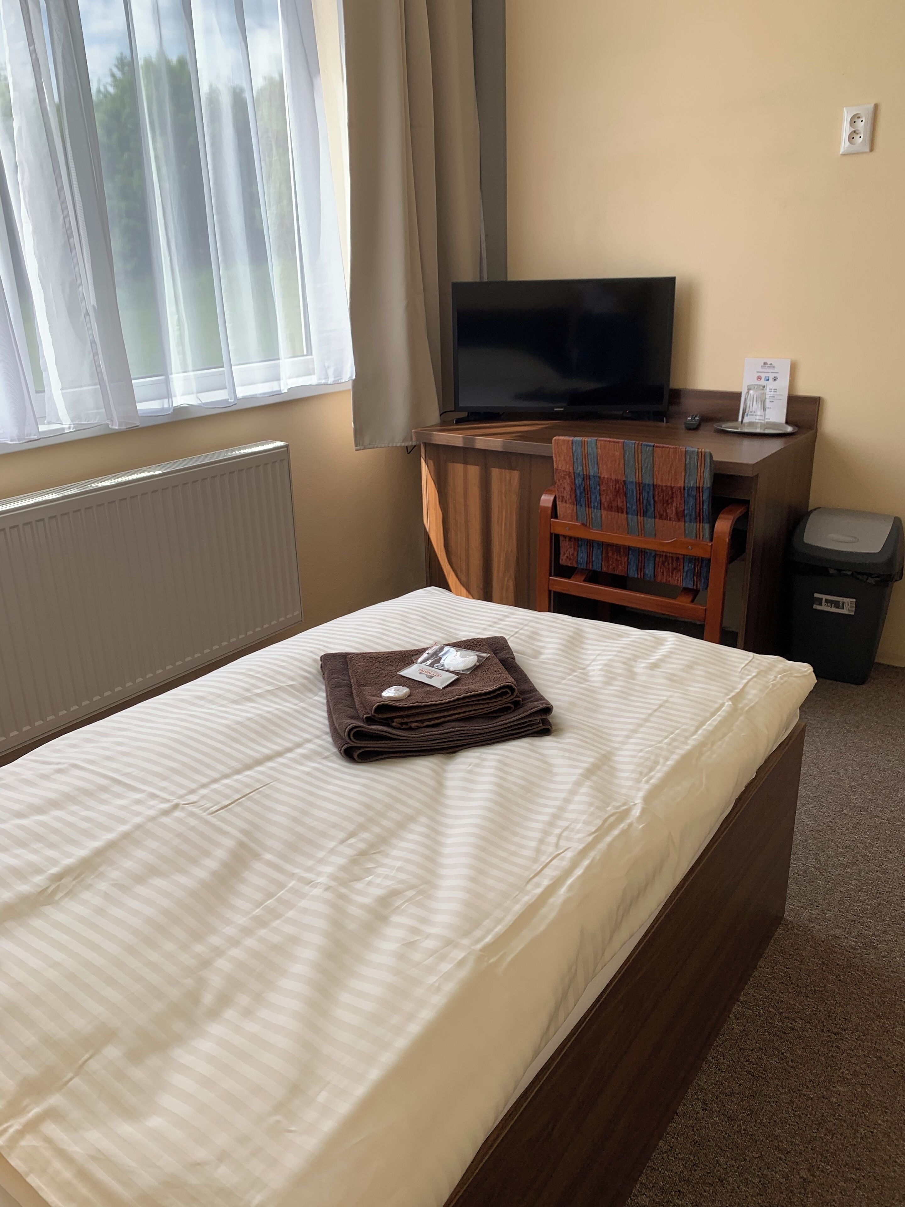 single room | 1 bedroom, desk, blackout curtains, bed sheets