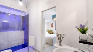 Ein modernes Badezimmer mit Dusche, Toilette und Waschbecken.