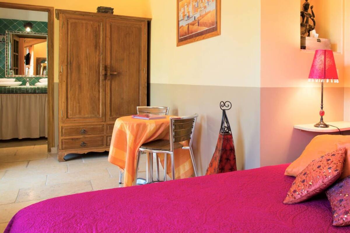 Habitación romántica, vista al jardín (Les Mille et une Nuits) | Decoración personalizada, muebles diferentes y escritorio