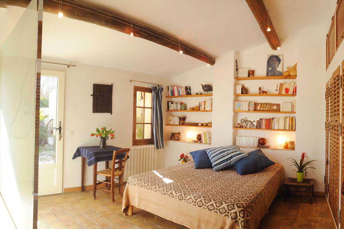 Habitación doble, vista al jardín (Dogon) | Decoración personalizada, muebles diferentes y escritorio