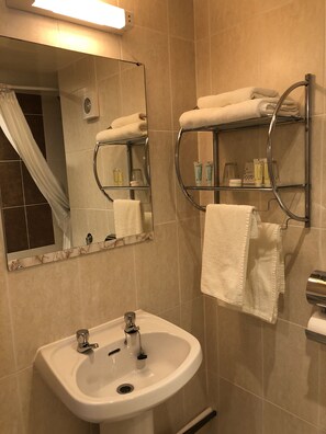 Tina con regadera, amenidades de baño gratuitas, secadora de cabello 