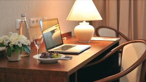 Desk, blackout drapes, cribs (free), WiFi (free) - CityHotel Dormagen (Dormagen)