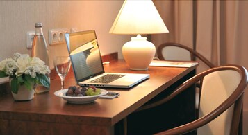 Escritorio, cortinas blackout, cunas gratuitas y wifi gratis 