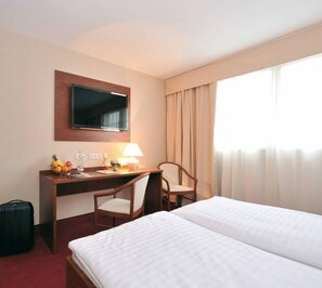 办公桌、遮光窗帘、免费婴儿床、免费 WiFi