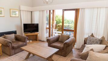 Nhà liên kế tiện nghi đơn giản, nhiều giường, không hút thuốc, quang cảnh sân golf | Khu phòng khách | TV màn hình phẳng, lò sưởi