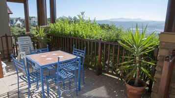 Nhà liên kế tiện nghi đơn giản, nhiều giường, không hút thuốc, quang cảnh sân golf | Hiên