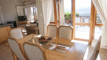 Comfort Townhome, Multiple Beds, Non Smoking, Golf View | In-room dining