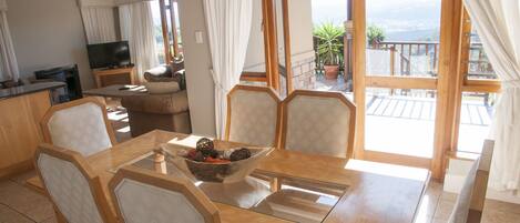 Casa adosada confort, varias camas, no fumadores, vistas al campo de golf | Servicio de comidas en la habitación