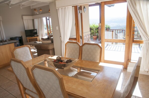 舒适联排别墅, 多张床, 无烟房, 高尔夫景观 | 客房内用餐