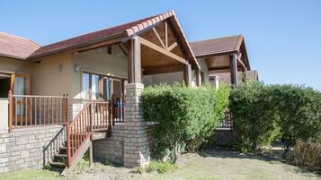 Nhà liên kế tiện nghi đơn giản, nhiều giường, không hút thuốc, quang cảnh sân golf | Lối vào nơi lưu trú