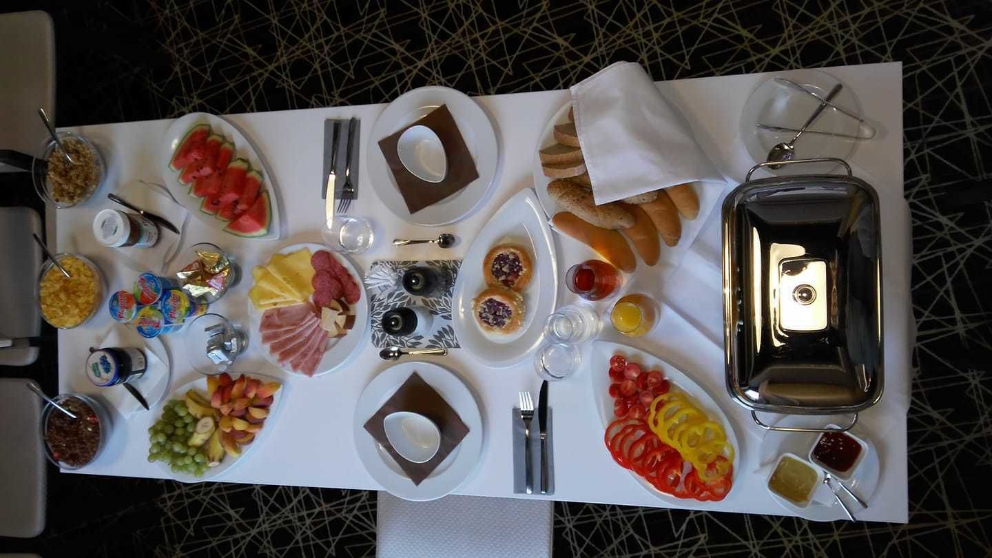 Un bufé de desayuno con diversas opciones de comida y salsas.