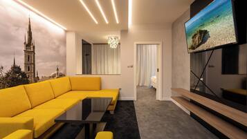 Deluxe appartement | Hypoallergeen beddengoed, een minibar, een kluis op de kamer, een bureau