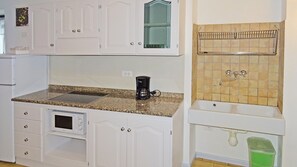 Apartment (Uliveto) | Private kitchen | Fridge, microwave, stovetop, espresso maker - La Rotonda (Tremosine)