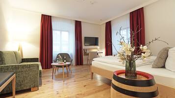 Junior-Studiosuite | Allergikerbettwaren, Minibar, Zimmersafe, individuell dekoriert