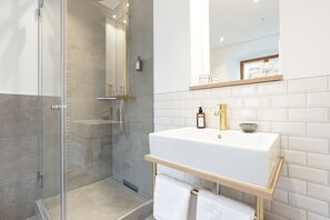 Kamar Single Comfort | Kamar mandi | Shower, shower pijat air,  dan perlengkapan mandi gratis