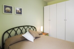 2 bedrooms, iron/ironing board, WiFi, bed sheets - In the city center, just 180 meters from the beach (Marina di Ragusa)